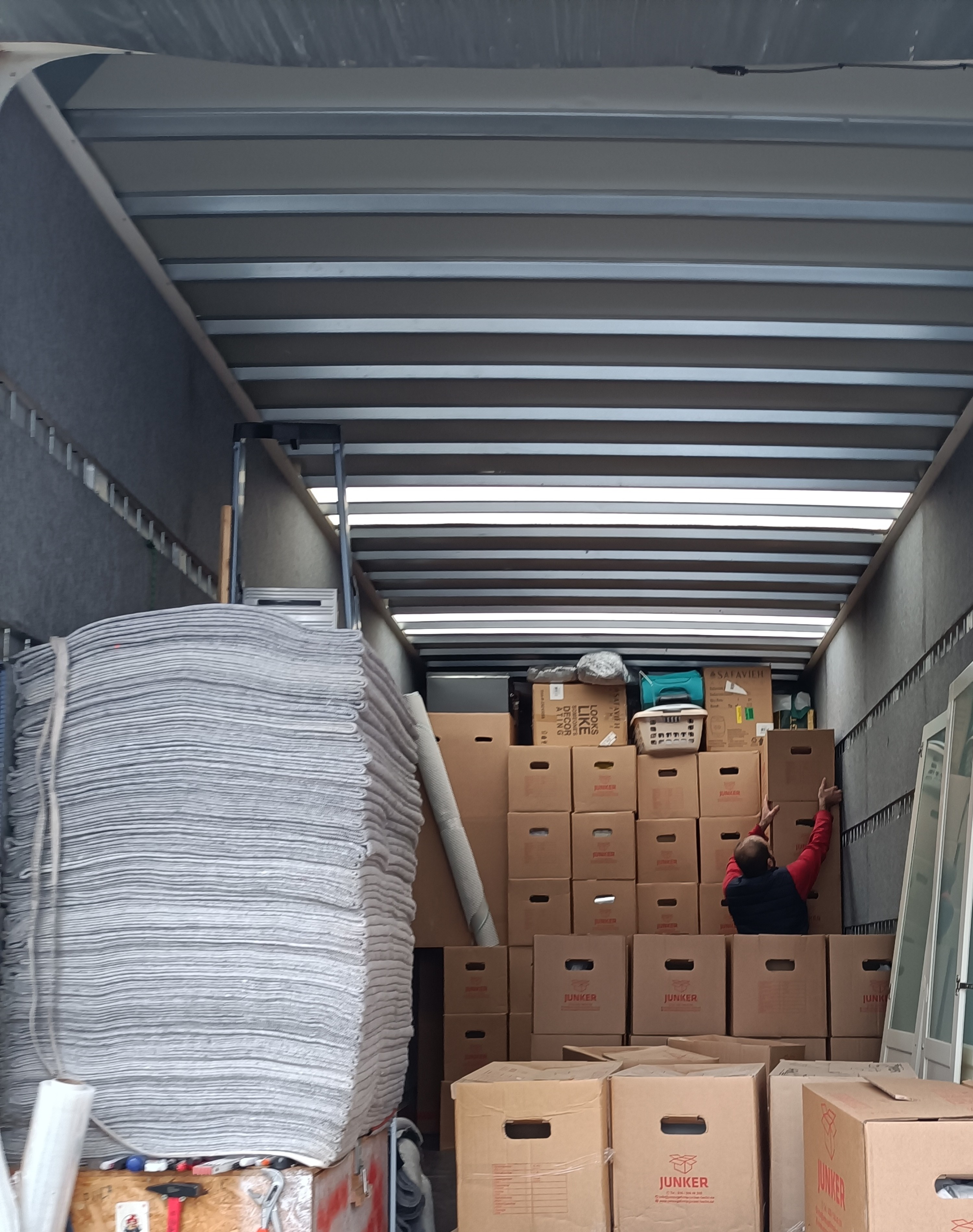 APPO Umzug – beladener Transporter mit Umzugskartons