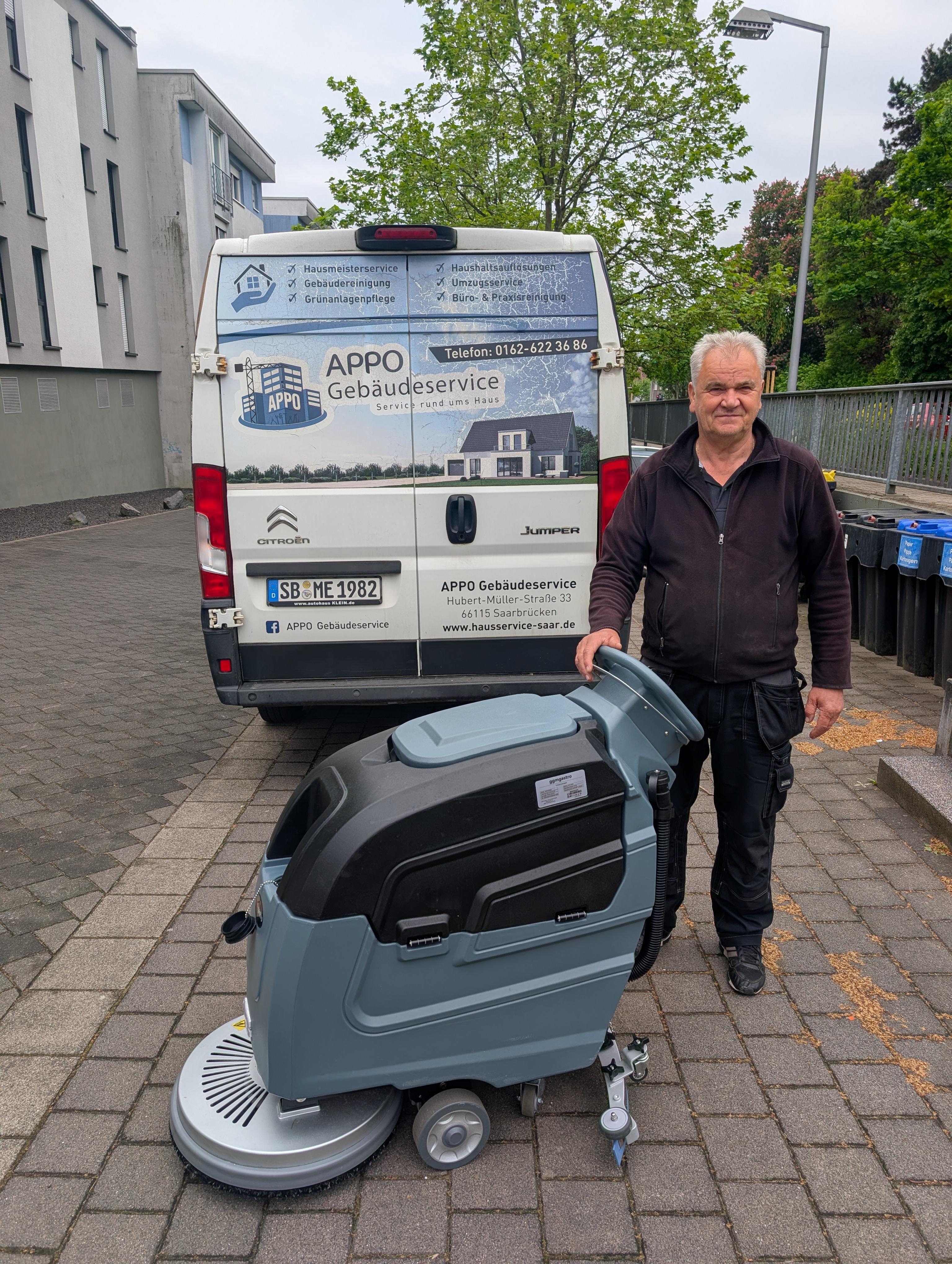APPO Team mit Fahrzeug und Equipment