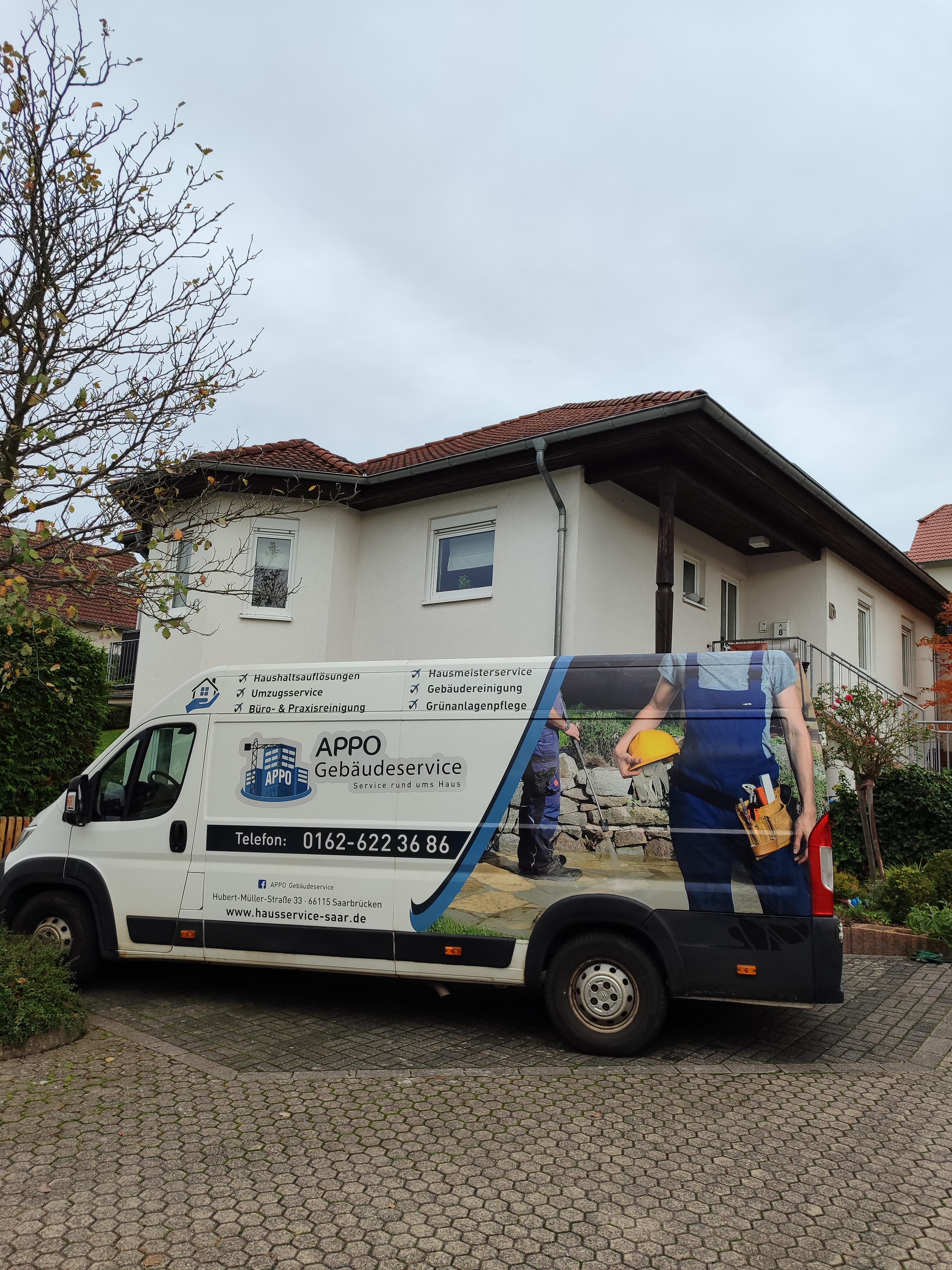 APPO Transporter vor einem Wohnhaus